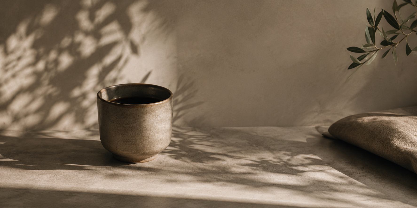 Taza de café ALGRÀ con luz cálida