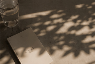 Cuaderno Algrà sobre mesa con luz